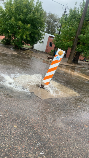 Lluvias provocan desbordes de red de saneamiento e inundaci&oacute;n parcial en algunas calles en Sarand&iacute; Grande