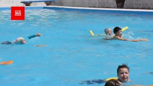 Amplios horarios ofrece piscina del Club Deportivo y Social Sarand&iacute; en Sarand&iacute; Grande