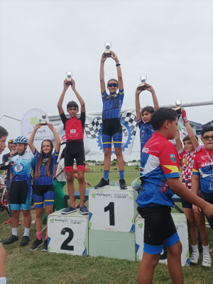 Ciclistas de Sarand&iacute; Grande sobresalieron en la apertura del Campeonato Nacional CODECAM en Fray Bentos