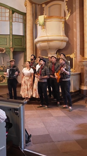 Folclorista Luc&iacute;a Aramburu y Ballet Aborigen interpretaron "Oraci&oacute;n del Remanso" en iglesia alemana
