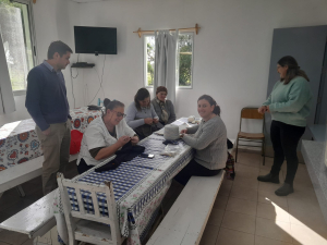 Director de Cultura de IDF visit&oacute; talleres de tejido en Pintado y Maciel