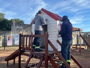 Pintura en el estadio, Plaza Mons. Barrera y otras tareas implement&oacute; Municipio de Sarand&iacute; Grande