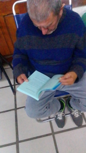 Entregan libro "Mis Mil Abuelos" publicado especialmente por Pablo Bidegain para donarlo a Hogar de Ancianos y escuelas de Sarand&iacute; Grande