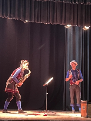 Escolares disfrutaron hoy de espect&aacute;culo de Circo Lumiere en Teatro de Sarand&iacute; Grande