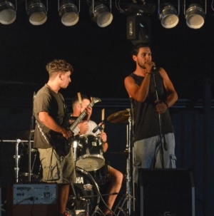 Banda de rock "Mar de Fondo" de Sarand&iacute; Grande se present&oacute; en 2&deg; Festival De Verano 2025 de Villa Independencia
