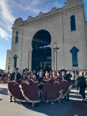 Grupo de danzas de Ra&iacute;ces Sarandienses particip&oacute; ayer de Peric&oacute;n que reuni&oacute; a 200 parejas de baile en Colonia