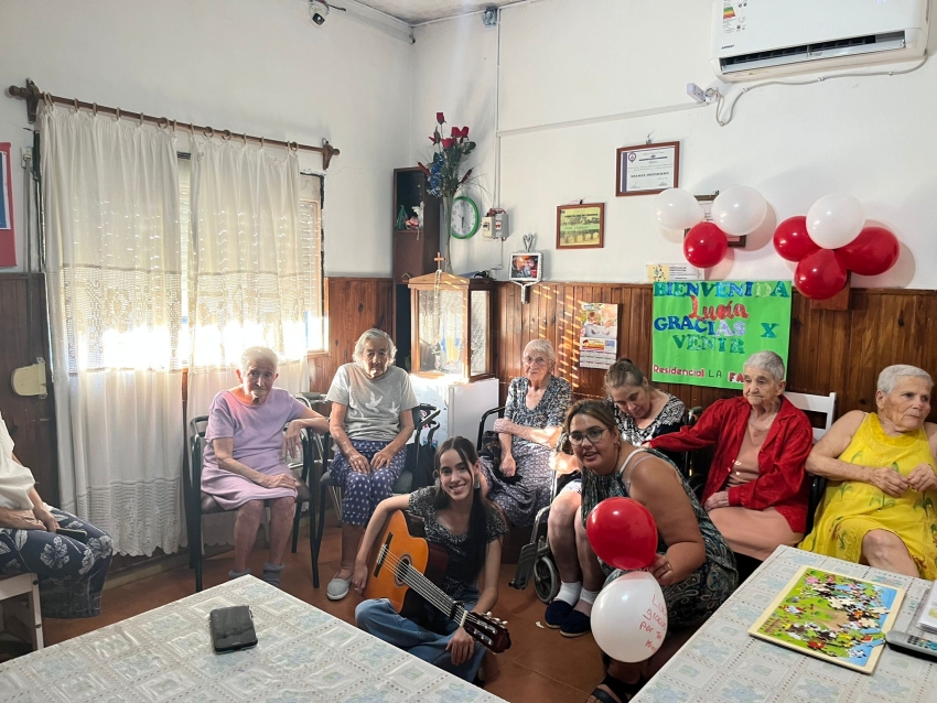 Folclorista Luc&iacute;a Vi&ntilde;a contin&uacute;a llevando su m&uacute;sica a hogares de ancianos de Sarand&iacute; Grande