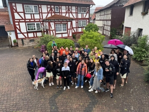 Luc&iacute;a Aramburu y Ballet Aborigen partieron hacia su segundo destino en Alemania en el Beekefestival
