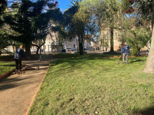 Bacheo y mantenimiento en plazas cumpli&oacute; personal del Municipio de Sarand&iacute; Grande