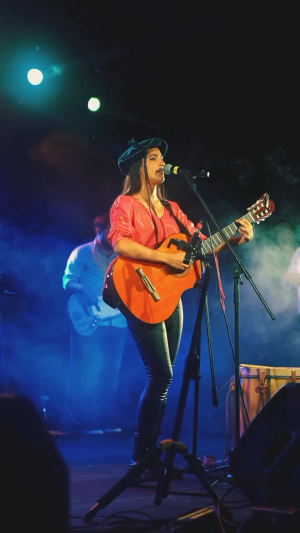 La artista Luc&iacute;a Chappe se present&oacute; en escenario Amalia de La Vega en el Prado