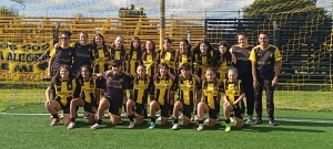 Joven futbolista de Sarand&iacute; Grande Ahinara Colm&aacute;n &Aacute;lvarez form&oacute; parte de presentaci&oacute;n oficial de planteles formativos de Pe&ntilde;arol