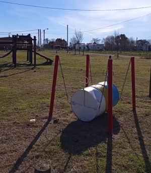 Municipio acondicion&oacute; bancos, juegos y espacios verdes en plaza infantil del Barrio Mevir 3 de Sarand&iacute; Grande