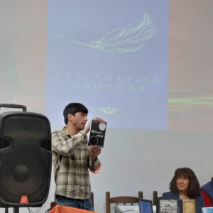 El escritor de Sarand&iacute; Grande Fernando Segredo deslumbr&oacute; con su exposici&oacute;n en Encuentro de Escritores