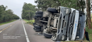 Cami&oacute;n cargado de carne volc&oacute; en Ruta 5