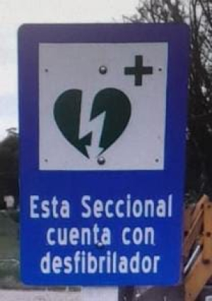 Colocaron carteles indicadores de cardio desfribiladores en Ruta 5 en Sarand&iacute; Grande