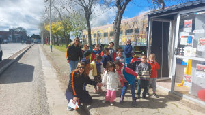 Ni&ntilde;os del Club "Nuestras Estrellitas" recibieron charla hoy en stand de Semana del Coraz&oacute;n en Sarand&iacute; Grande