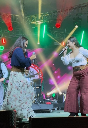 Folclorista de Sarand&iacute; Grande Luc&iacute;a Aramburu comparti&oacute; escenario anoche con Nicole Carri&oacute;n en Fiesta de la Patria Gaucha