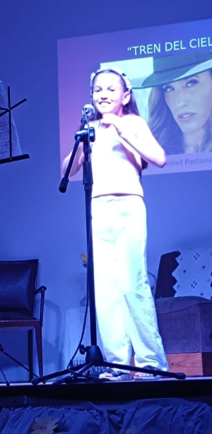 Alumnos de Sarand&iacute; Grande cantaron en gala de clausura de escuela de canto en Florida
