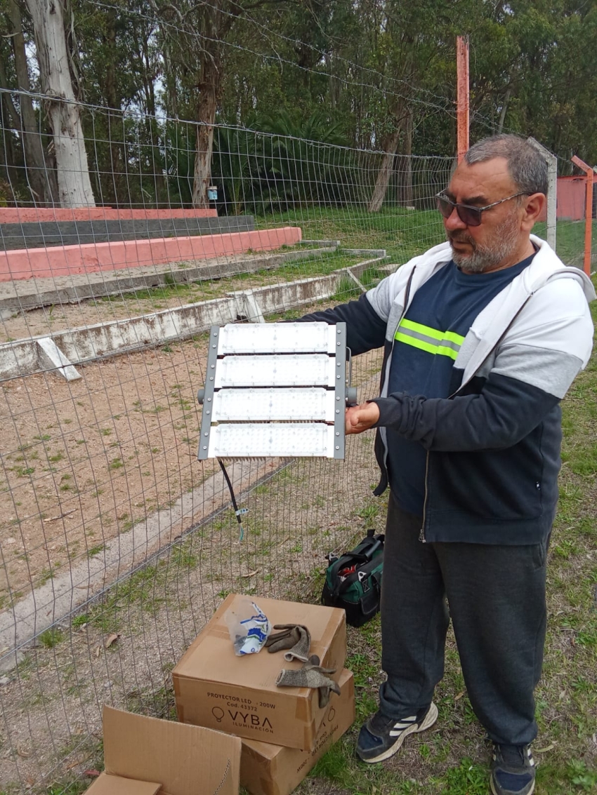 Comenzaron a instalar nuevos focos LED en Estadio Batalla de Sarand&iacute; ante el comienzo de Campeonato Sub 20 de OFI
