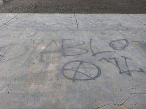 Denunciaron graffitis en dos casas y una plaza en Sarand&iacute; Grande