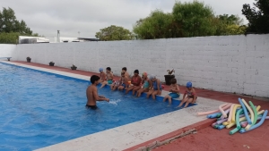 Ni&ntilde;os y ni&ntilde;as del Club de Ni&ntilde;os "Nuestras Estrellitas" acceden a clases de nataci&oacute;n dos veces por semana en Sarand&iacute; Grande