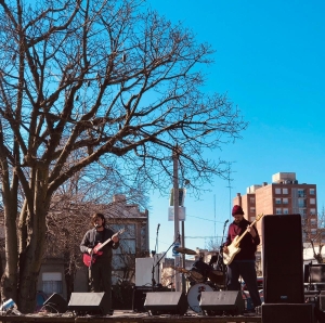La banda RR Tr&iacute;o, que integra el m&uacute;sico de Sarand&iacute; Grande Rodrigo Runco, se present&oacute; en la Feria Musical El Bulevar