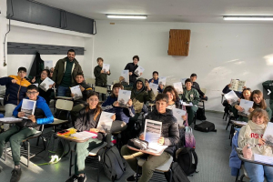 Instituto Plan Agropecuario entreg&oacute; libro "Nuestro Campo" a liceales de Sarand&iacute; Grande