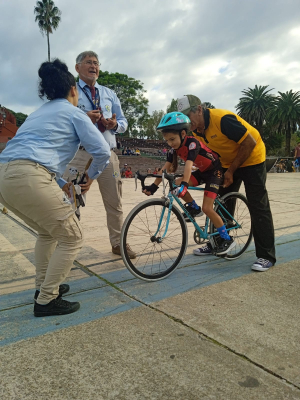 Ni&ntilde;os de Sarand&iacute; Grande compitieron en Vel&oacute;dromo de Montevideo
