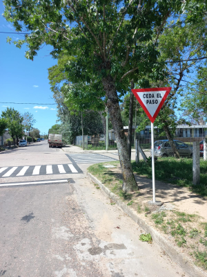 Colocaron cartel de Ceda el Paso en esquina en la que ocurri&oacute; accidente fatal en Sarand&iacute; Grande