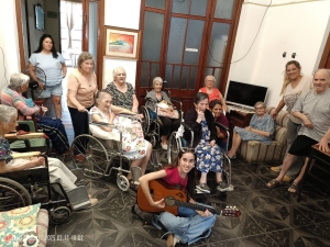 Joven folclorista Luc&iacute;a Vi&ntilde;a culmin&oacute; ayer visitas a residenciales de adultos mayores de Sarand&iacute; Grande