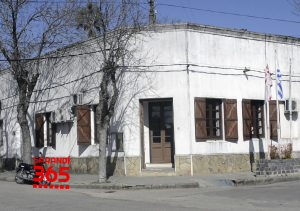 Realizan mantenimiento en faja verde de calle 18 de Julio de Sarand&iacute; Grande