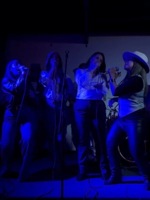 Folclorista Luc&iacute;a Aramburu present&oacute; anoche su nuevo tema musical "La Vecina"