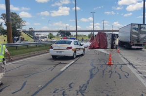 Alertan sobre tr&aacute;fico enlentecido en accesos a Montevideo por vuelco de cami&oacute;n