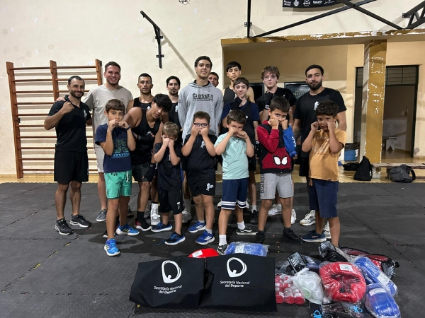 Boxing Club Sarandí de Sarandí Grande recibió equipamiento deportivo profesional