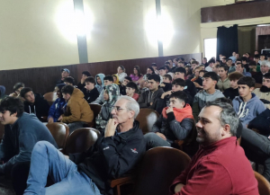 Concurrida charla sobre comportamiento en canchas de f&uacute;tbol en teatro de Sarand&iacute; Grande