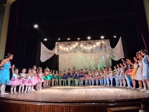 42 alumnas de Academia de Ballet de Eliana Pereira presentaron "Alicia en el Pa&iacute;s de las Maravillas" en el Teatro de Sarand&iacute; Grande