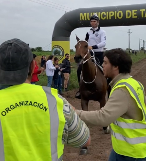 Jinete del Club Deportivo de Sarand&iacute; Grande gan&oacute; ra&iacute;d en Tala