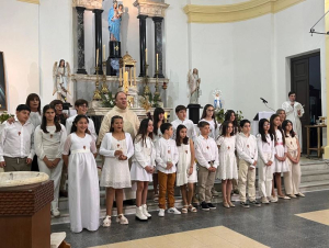 18 ni&ntilde;os recibieron ayer la Primera Comuni&oacute;n en Parroquia de Sarand&iacute; Grande