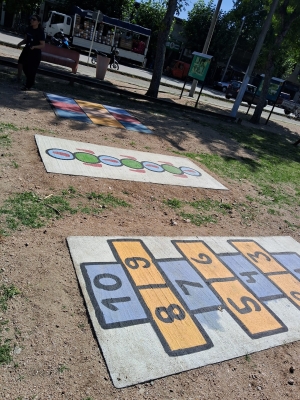 Ni&ntilde;os del Programa Escuelas de Verano est&aacute;n finalizando labor de pintura de juegos en  Plazoleta de Avda. Artigas en Sarand&iacute; Grande