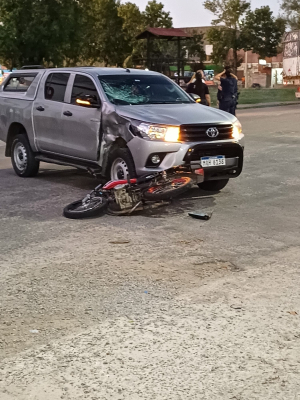 Joven qued&oacute; internado en Sanatorio de COMEF tras choque entre moto y camioneta en Sarand&iacute; Grande