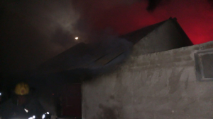 Bomberos trabajan en incendio que afect&oacute; el techo de quincho de una casa deshabitada en Sarand&iacute; Grande