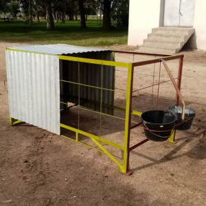 Jaula para cr&iacute;a de terneros con materiales reciclados fue constru&iacute;da en Escuela Agraria