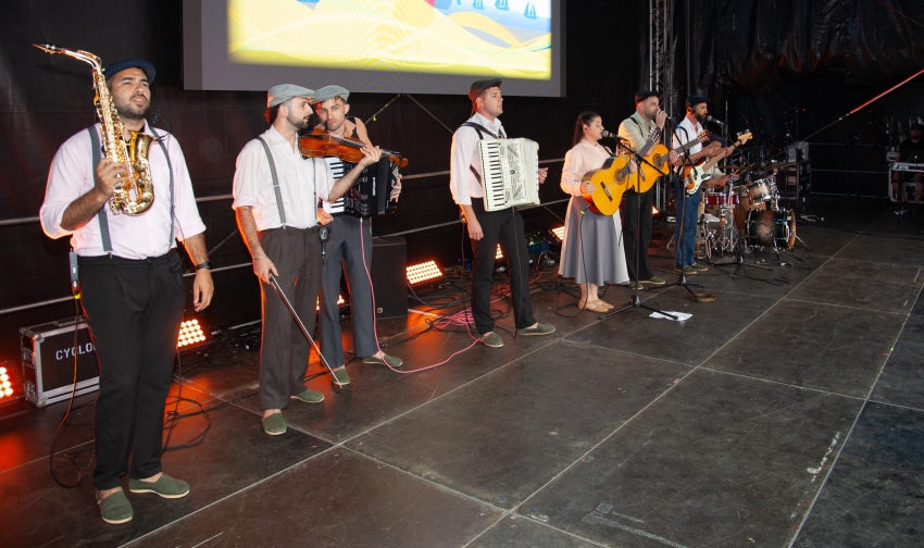 Luc&iacute;a Aramburu y Ballet Aborigen debutaron en 32&ordm; Festival Europeo de Folklore de Neustadt en Holstein, Alemania