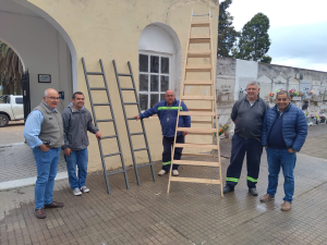 Entregaron escaleras a funcionarios del cementerio de Sarand&iacute; Grande pedidas por el edil Nicol&aacute;s Caetano