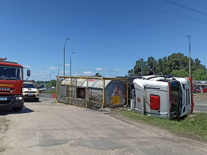 Volc&oacute; cami&oacute;n con productos qu&iacute;micos hace instantes en rotonda de Florida