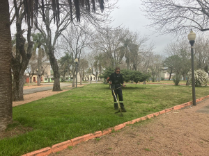 Trabajos de mantenimiento en Plaza Pis&oacute;n de Sarand&iacute; Grande llev&oacute; a cabo el Municipio