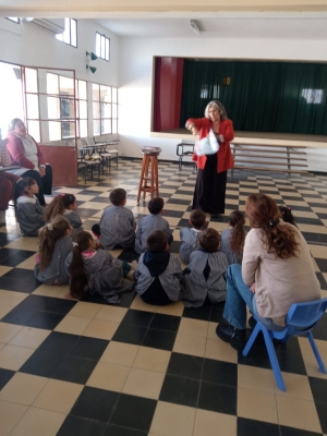 Escritora infantil Susana Besio Lisio visit&oacute; hoy Escuela N&deg; 7 de Sarand&iacute; Grande