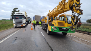 Transbordaron carga de celulosa de cami&oacute;n que "mordi&oacute;" desnivel sin banquina en km 156 Ruta 5