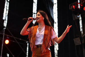 La cantante de Sarand&iacute; Grande Luc&iacute;a Chappe brill&oacute; en el Festival de la Independencia