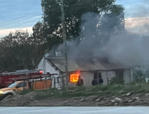 Vecinos de Pintado organizan ayuda para familia que perdi&oacute; su casa en incendio